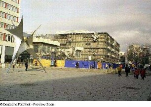 Dresden-Altstadt, Prager Straße. Ehem. Restaurant "International" (Karstadt Sport) während des Abrisses und ehem. Centrum Warenhaus (Karstadt) vor dem Abriß, links Stahlplastik "Völkerfreundschaft" (1986; W.-E. Kuntsche. P. Bergmann)
