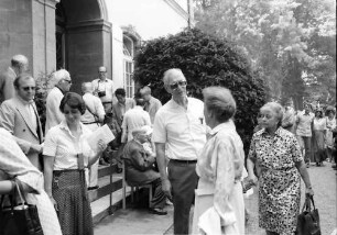 1979 Nobelpreisträgertagung Physik; Verabschiedung der Preisträger: Vordergurnd: Gräfin Sonja Bernadotte, Graf Lennart Bernadotte, Frau Dirac in Rückansicht, Frau Hein
