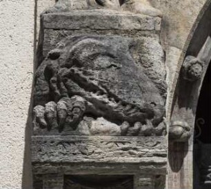 Hauptportal — Schlafender Drache