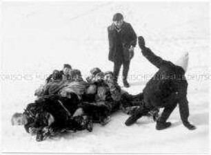 Raufende Jungen im Schnee