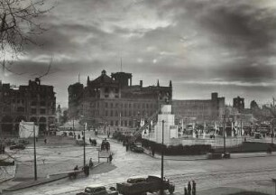 Postplatz : Dresden, Postplatz mit ephemerer Architektur. Blick vom Zwinger auf die Ruinen der Hauptpost und des Telegraphenamtes