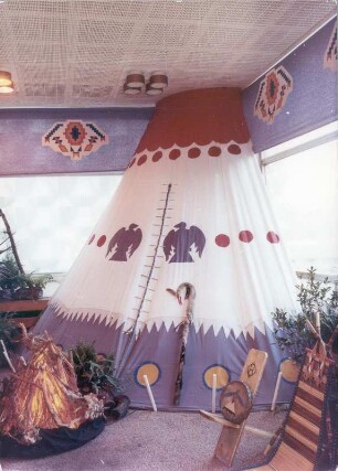Nationalitätenrestaurant "Wroclaw" : Dresden-Altstadt, Prager Straße 17. Großgaststätte "International". Nationalitätenrestaurant "Wroclaw" während der Sonderveranstaltung "Gastlichkeit von Land zu Land". Tipi (Nachbildung)