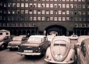 Hamburg: Autos vor dem Chilehaus