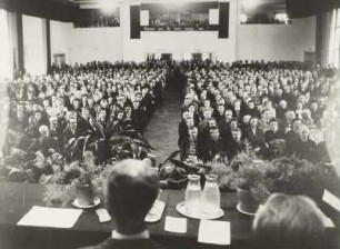 Vereinigungskundgebung der KPD und SPD zur SED der Ortsgruppe Seifhennersdorf im Saal des Karl-Liebknecht-Hauses. Blick von der Bühne über Teilnehmer zur Galerie