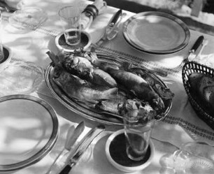 Gedeckter Tisch mit Fischplatte und Brotkorb