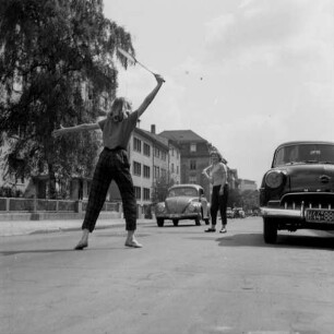 Zwei Mädchen beim Federballspiel auf einer Straße