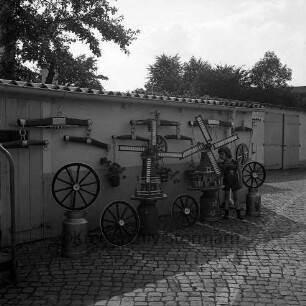Sammlung von Pferdegeschirrenm alten Milchkannen und selbstgebauten Windmühlen: gesammelt von Hermann Clasen