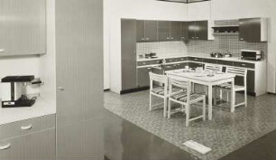 Ausstellungskoje mit Intecta-Anbauküche (1975; Möbelkombinat Erfurt (MKE))