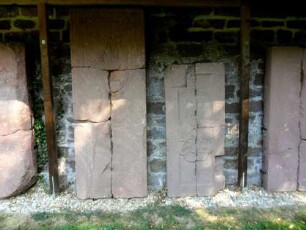 Hirsau-Kloster St Peter und Paul-Klosterbereich im Nordosten-ehemaliger Mönchsfriedhof-Grabsteine an der Klostermauer aus dem zerstörten Friedhof-teils beschädigt (15-17 Jh)