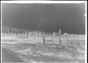 Staustufe Himmelstadt. Ansicht der Mainbrücke von (vermutlich) Zellingen, im Hintergrund ist die Ortschaft zu erkennen.