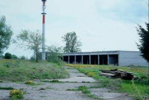 Plateau des Großen Gleichberges ehem. Garagenbauten, Sendemast der NVA