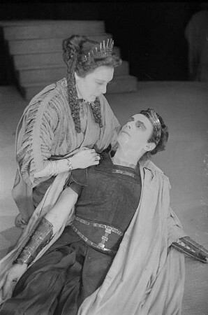 Szenenbilder aus dem Stück "König Oedipus" von Sophokles am Deutschen Theater Berlin : Szene mit Gerda Müller als Königin Iokaste und Gustaf Gründgens als König Oedipus