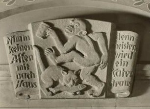 Portal mit Schlußstein "Affe und Kater"