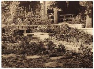 Gartenanlage Richard-Wagner-Festspielhaus, Bayreuth: Beete, Trockenmauer und Steinbank