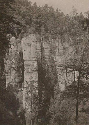Elbsandsteingebirge. Basteigebiet. Basteischluchtturm. Blick gegen Riff des Ferdinandsteins von der Felsenburg Neurathen über die Mardertelle
