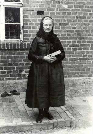 Kirchgangstracht aus Bluno : Kleidung - Hoyerswerdaer Tracht. Ort: Bluń / Bluno. Frau in Kirchgangstracht