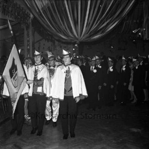 Reinfelder Sportverein SV Preußen von 1909 e.V.: Karnevalsball: im "Hotel Stadt Hamburg": feierlicher Einzug: an der Spitze drei Fahnenträger mit Vereinsfahne, dahinter "Prinz Manfred", 31. Januar 1970