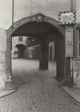 Portal-Durchgang zum Bahnhof