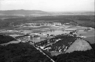 Freiburg, Hochdorf: Tunisee mit Champinganlage, von Süden, mit Kaiserstuhl