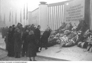 Dresden, 8. Jahrestag der Zerstörung Dresdens, Kranzniederlegung, u.a., 13. Februar 1953