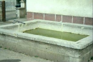Laufbrunnen mit Natursteinbecken