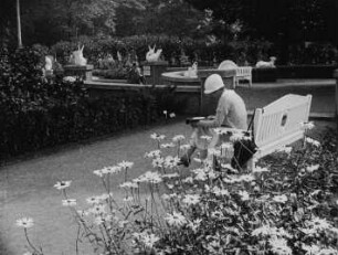 Szene aus dem Dokumentarfilm "Bilder von der Frühjahrsblumen-Eröffnungsschau der Jubiläums-Gartenbau-Ausstellung": Besucherin auf dem Ausstellungsgelände