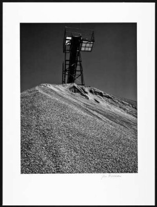 Nähe Burgbrohl. Abbau der dunkeln Schaumlava in erloschenem Tuff-und Schlackenvulkan. Lavagrube Herchenberg