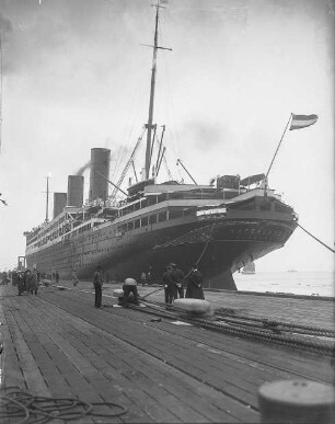 Hochseepassagierdampfer der Hamburg-America Line "Vaterland" Hamburg (zweiter Dampfer der Imperator-Klasse der HAPAG) an einem Kai