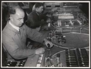 Endkontrolle der Modelleisenbahnen bei Märklin