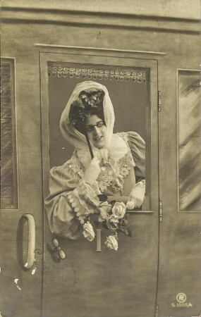 [Frau schaut aus Fenster]