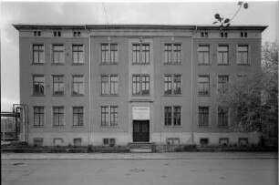 Dresden-Friedrichstadt, Fröbelstraße 1. Ehemalige III. Bezirksschule, Ergänzungsbau (1928). Straßenfront mit Eingang für Mädchen