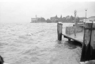 Langenargen: Bewegter Bodensee mit Schloss Montfort