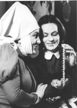 Hamburg. Die Schauspielerinnen Gisela Mattishent (1919-1980) in der Rolle des Gretchen und Charlotte Kramm (1900-1971) in der Rolle der Marthe, aufgenommen während einer Aufführung des "Urfaust" 1946 im Thalia-Theater
