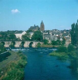 Wetzlar. Blick über die Lahn mit Straßenbrücke zur Altstadt mit Dom