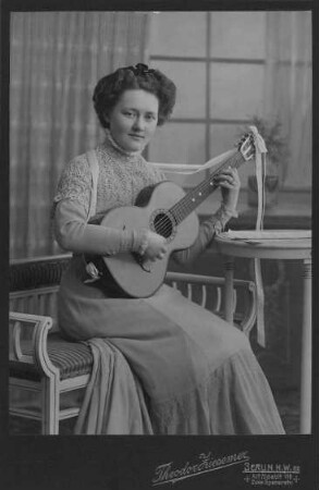 Portrait eines jungen Mädchens mit Gitarre