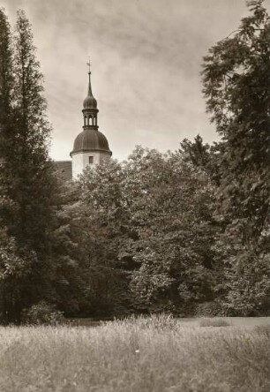 Baruth (Kreis Bautzen). Schlosspark mit Schlossturm von Osten
