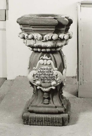 Taufstein in Form einer Balustersäule
