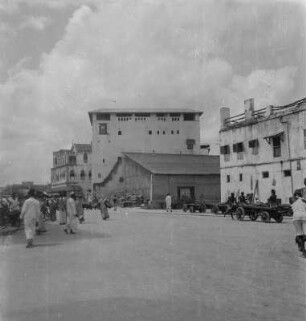 Straßenszene : Blick entlang einer Straße durch Sansibar, rechts Gebäude