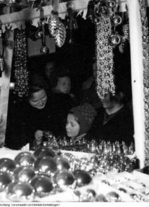 Dresden, Kurt-Fischer Platz (Olbrichtplatz), Nordhalle, Weihnachtsmesse 1953, Herstellung und Verpackung von Dresdner Weihnachtsstollen, November 1953