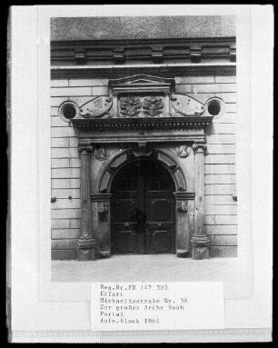 Haus Zur großen Arche Noah und Engelsburg, Portal