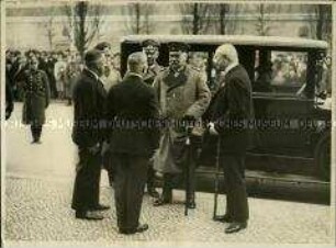 Reichspräsident von Hindenburg besucht ein Reitturnier in Berlin