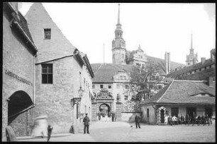 Torgau. Schlosseingang und Hauptwache