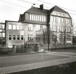 Böhlen-Großdeuben, Schulstraße 6. Grundschule (Bezeichnung 1907). Straßenansicht