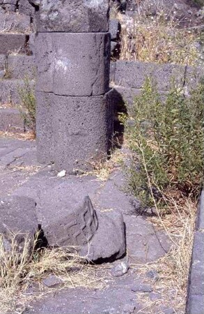 Säule in Herzform in der alten Synagoge von Gamla [Gebel gamle, Israel-Exkursion]