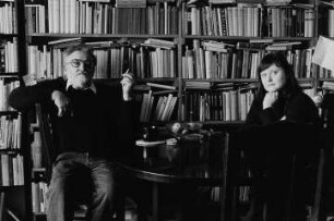 Familie Endler (Schriftsteller, Kulturorganisatorin) in ihrer Wohnung