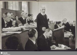 Der ungarische Staatsmann und Abgeordnete Albert Graf Apponyi während seiner Rede vor der Genfer Abrüstungskonferenz 1932