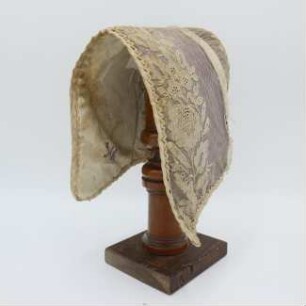 Hellviolette Trachtenhaube mit Floraler Stickerei