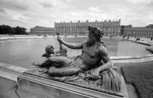 Versailles: Statuen am Springbrunnen, Gott