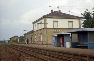 Jöhlingen Empfangsgebäude Wartehalle Fahrkartenautomat