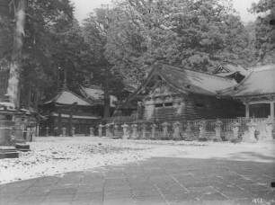 Nikko. Blick auf Tempelgebäude der Scyatsu-Tempelanlage mit Torii-Tor und Heiligen Laternen